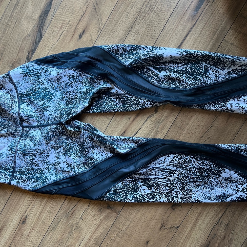 Lululemon cropped leggings with mesh on legs, size 6